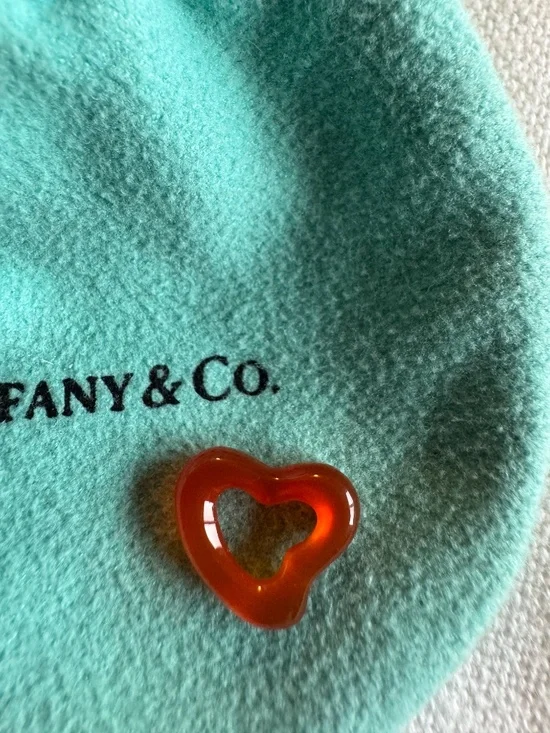 Tiffany & Co./Elsa Peretti Carved Red (amber) Carnelian Small Open Heart-NWOT - Picture 4 of 7